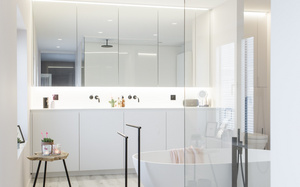 Lichte badkamer met vrijstaand bad, inloopdouche en verlichte spiegelkasten