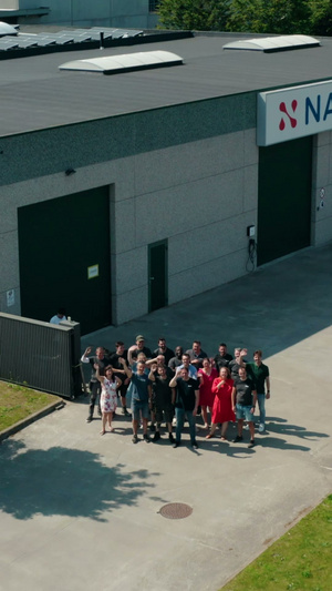 Het team van Naert voor het bedrijfsgebouw, gezien vanuit de lucht
